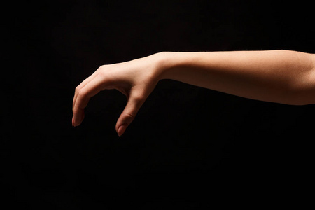 女性手拿起某事, 开关在黑色照片