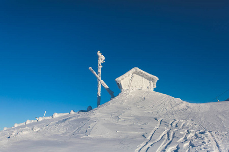 冷山的美景的滑雪胜地，阳光明媚的冬日，与边坡 滑雪和滑雪缆车