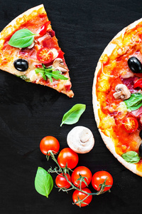 意大利薄饼切片与融化的乳酪和橄榄服务在比萨店或餐馆在黑板与拷贝空间