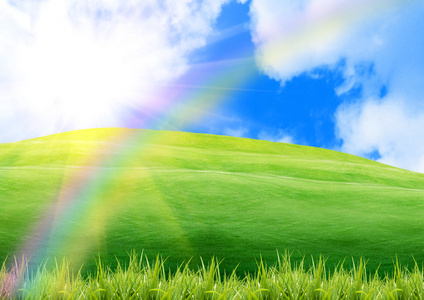 彩虹在绿色的草地上