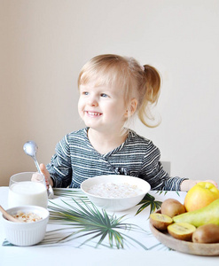 小女孩吃片与牛奶, 健康早餐果子蛋