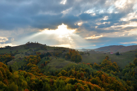 令人惊叹的秋天性质与模糊的风景，Holbav 村，喀尔巴阡，特兰西瓦尼亚，罗马尼亚，欧洲