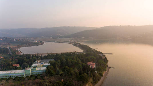 海岸湿地鸟瞰图图片