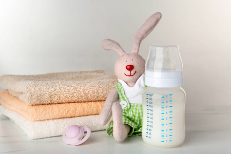 婴儿配方奶粉的奶瓶照片