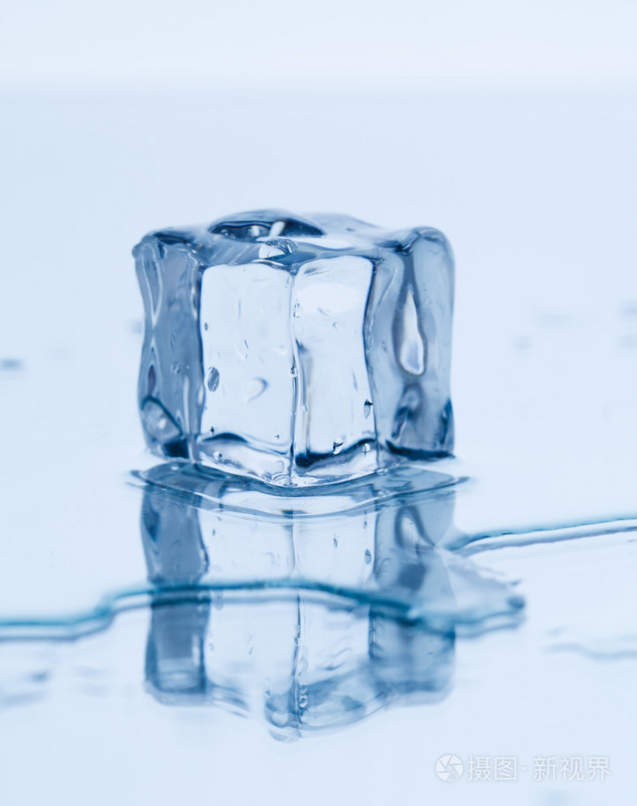 加入饮料用的小方冰块icecube的名词复数