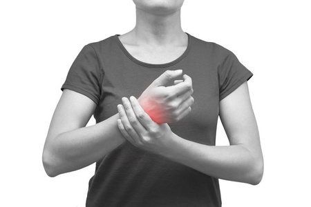 女孩的手腕疼.在白色背景上隔离照片