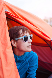 一个女孩在一个帐篷里的肖像