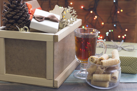 一个木制的盒子, 礼物和一杯茶