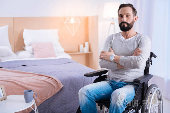 严重瘫痪男子双臂交叉