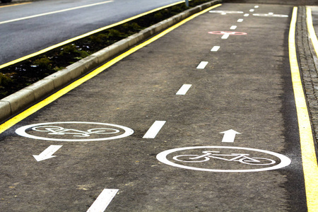 自行车车道标志在沥青路面表面