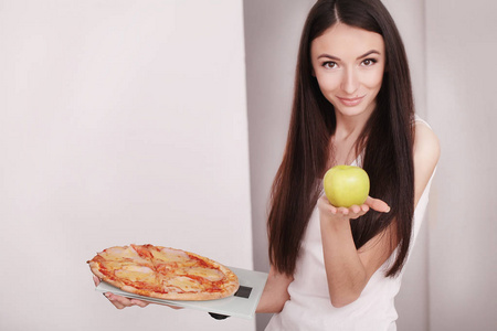 饮食和快餐的概念。超重妇女站在心中