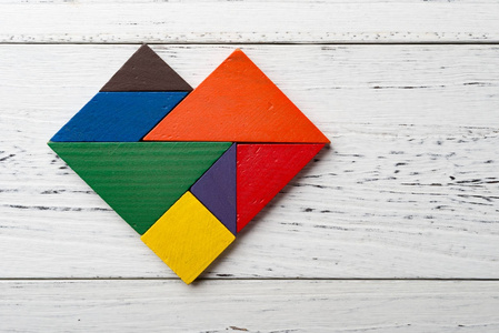 木制七巧板的心形与复制空间照片