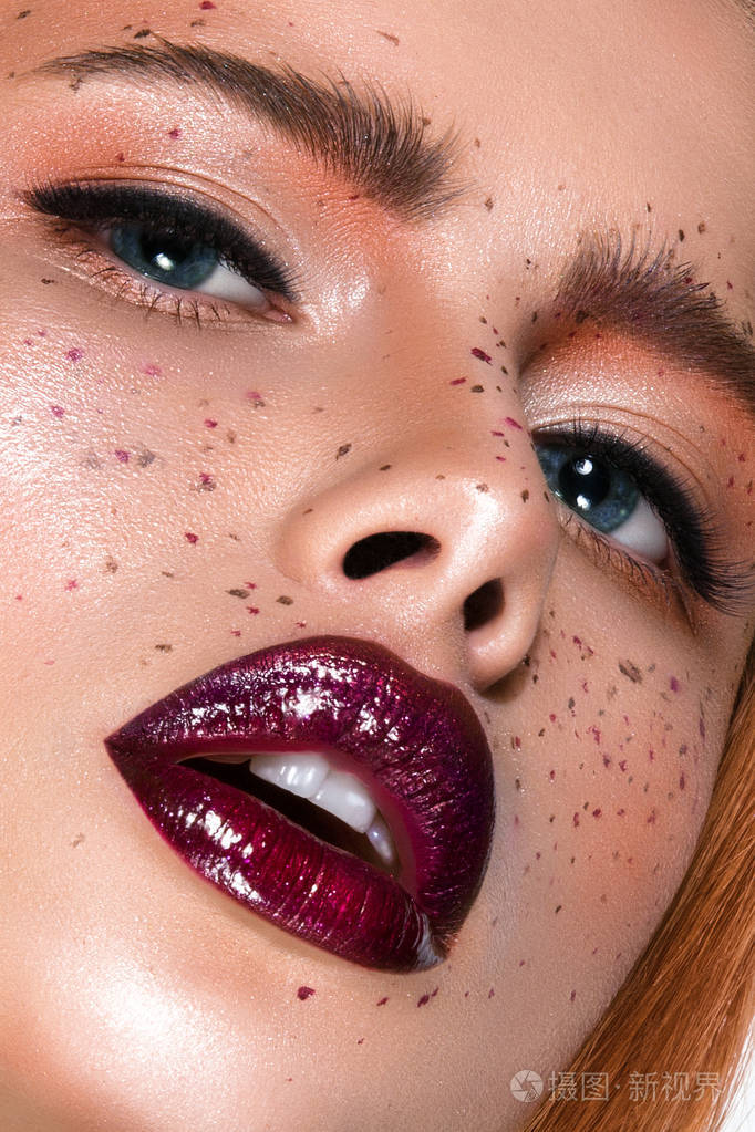 女孩脸上的雀斑