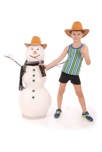 可爱的男孩抱着可乐瓶附近雪人围巾和帽子