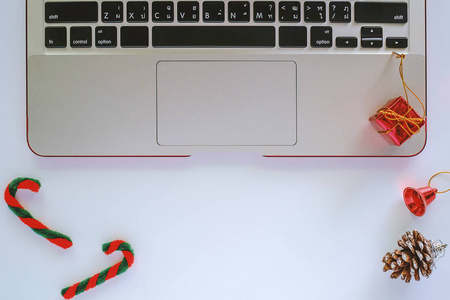 计算机笔记本电脑为工作与圣诞节和新年装饰品和装饰在白色背景