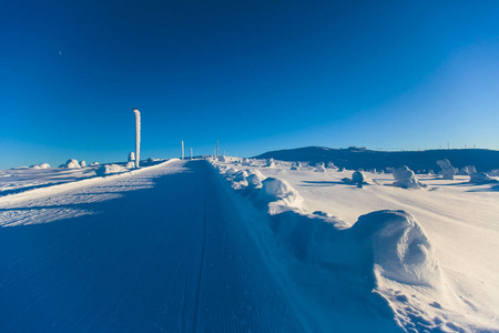 冷山的美景的滑雪胜地，阳光明媚的冬日，与边坡 滑雪和滑雪缆车