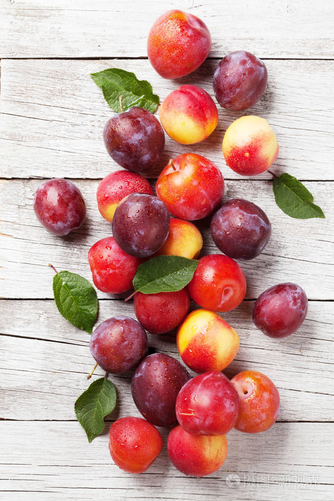 新鲜成熟的梅子