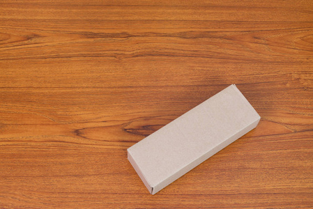 空包棕色纸板盒木制的桌子上的长项