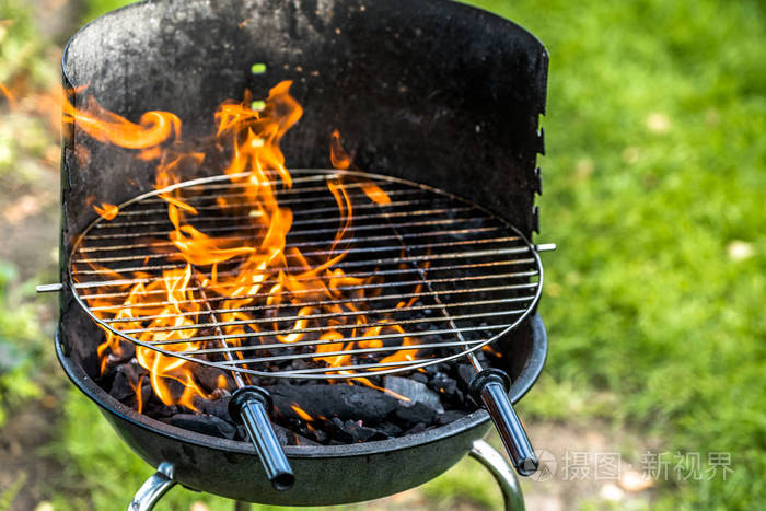 烧烤用火, 木炭和网格为烤在庭院里, 夏天野餐在草, 室外