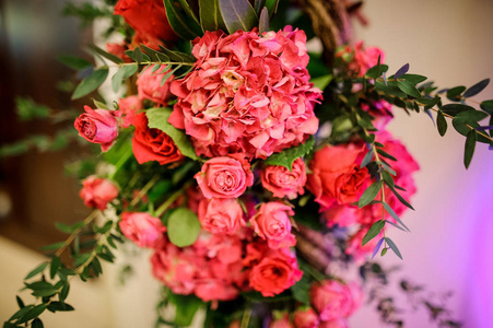 美丽的粉红色的花组成对光线背景