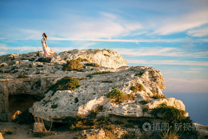 日落的女人站在山上