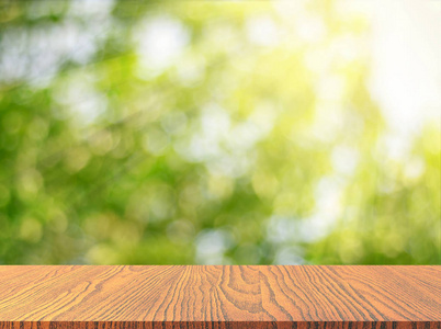 木制桌面与新鲜的绿色自然模糊背景