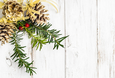 白色木背景与圣诞节装饰, 松树球果悬挂在树枝上的圣诞树