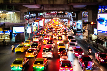模糊的线交通道与景街镇及汽车在曼谷，泰国旅行背景或纹理慢生活和复古的颜色样式