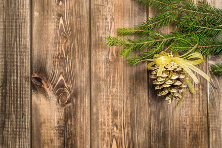 木制背景与圣诞装饰, 松树锥挂在树枝上的圣诞树