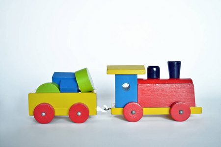 木制玩具火车上白色与副本空间木制货架上的儿童玩具婴儿玩具横幅背景