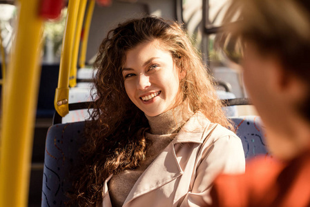 微笑在城市公交车的女人图片
