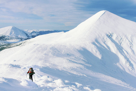 带着背包和帐篷冬季登山活动