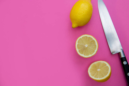 切片柠檬和刀