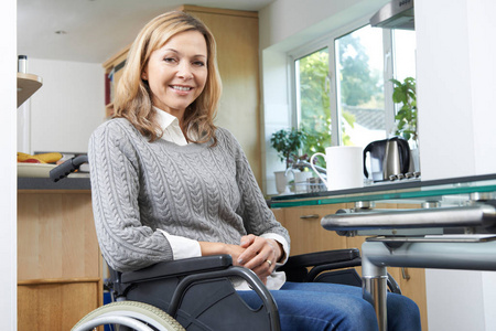 在家里的成熟在轮椅上的残疾女人肖像