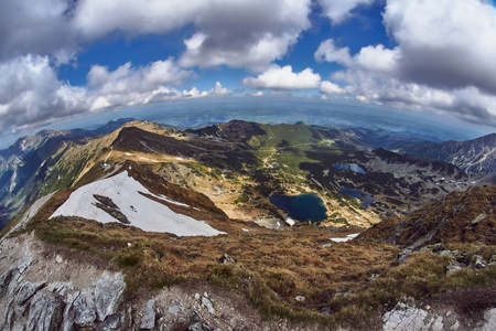波兰 Tatras 的岩石山峰和冰川湖泊