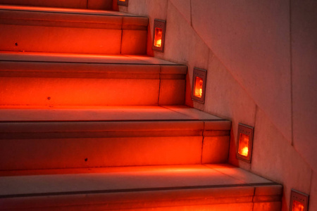 用温暖的光楼梯组成抽象现代红色楼梯