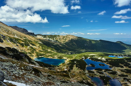 波兰 Tatras 的岩石山峰和冰川湖泊