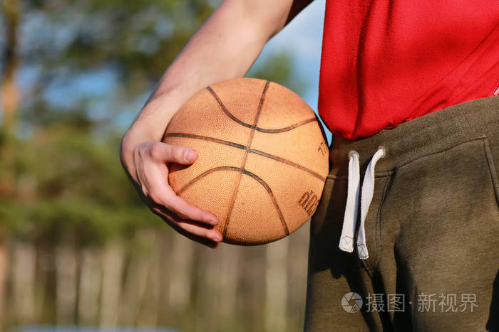 手执篮球