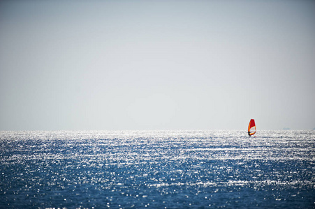 风帆在蔚蓝的海面上航行图片