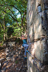 女孩在一块岩石上的登山者
