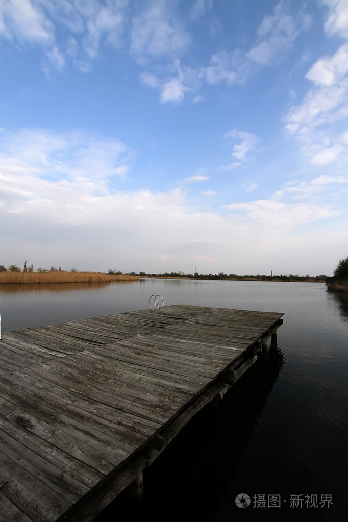 在湖边的码头