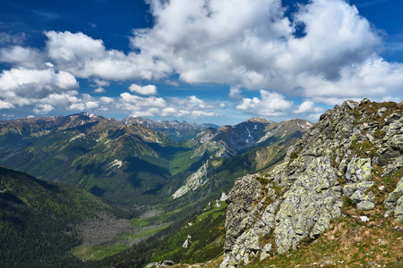 多岩石的山峰和密布在波兰 Tatra 山脉