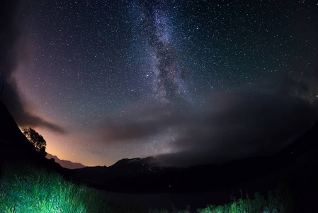 银河拱门和阿尔卑斯山的星空。鱼眼景观失真与180度景观