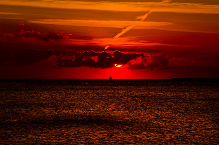 神秘的日落在红海上空。 太阳五彩缤纷的天空和云彩在d上