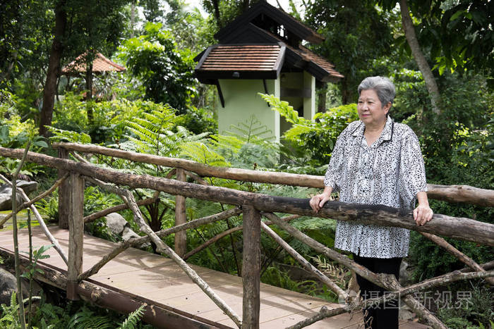 在花园里休息的老妇人.公园里的老年女性放松