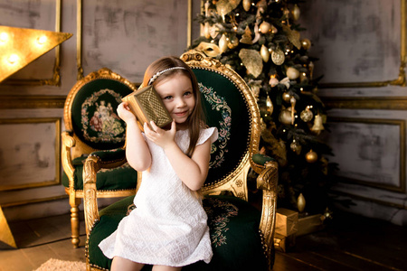 小微笑的女孩与圣诞节礼物箱子
