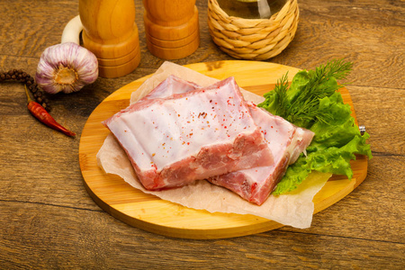 生猪肉肋骨为做饭做准备。用香料
