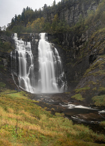 Skjervsfossen 瀑布附近的 Granvin 和渥斯在挪威