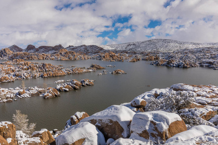 美国亚利桑那州普雷斯科特湖畔白雪覆盖的冬日风景