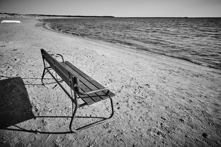 沙子海滩与长凳在芬兰。Yyteri 地区。黑白